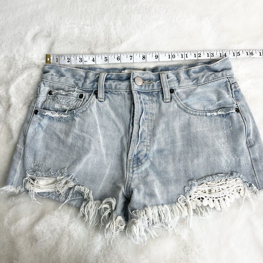 Free People Daisy Chain Lace Cutoff Button Fly Jean Shorts Light Wash Women’s 27 - Picture 10 of 12